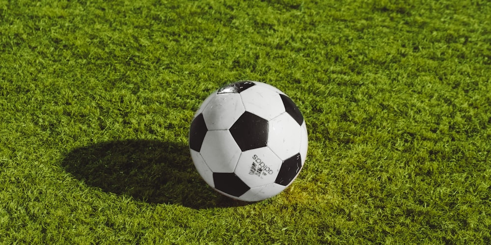 一群年轻人在绿茵场上快乐踢足球的俯拍场景